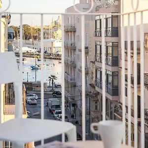 https://island-guesthouse.hotelssaintjulians.com